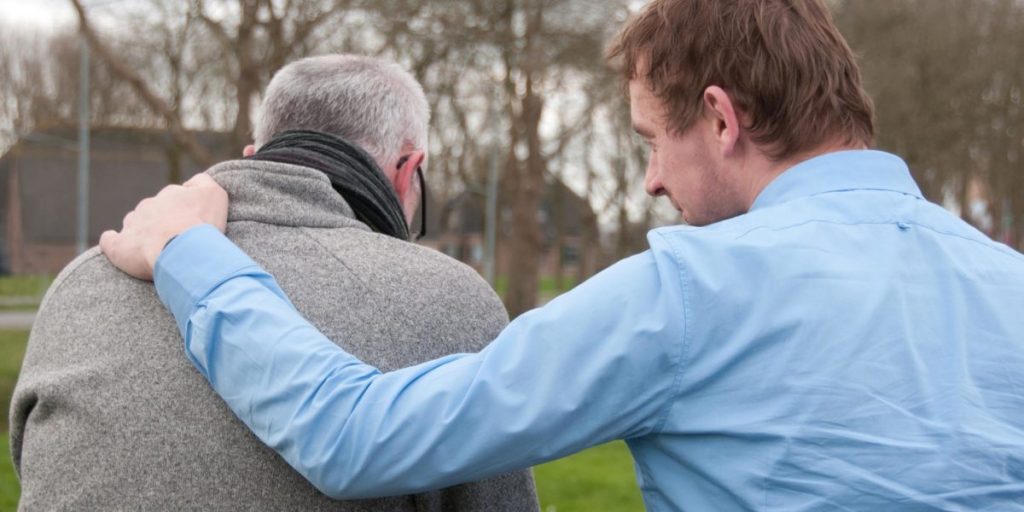 Vrienden van de Hoop - man met hand op schouder van oudere man